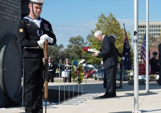 Ambassador Kusaka laying a wreath at the memorial