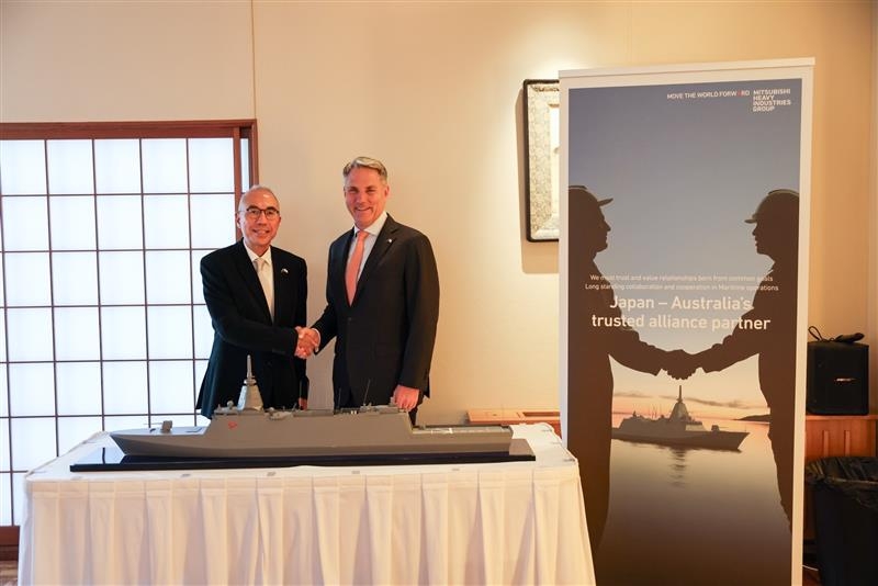 Ambassador Suzuki with the Hon. Richard Marles MP, Deputy Prime Minister and Minister for Defence