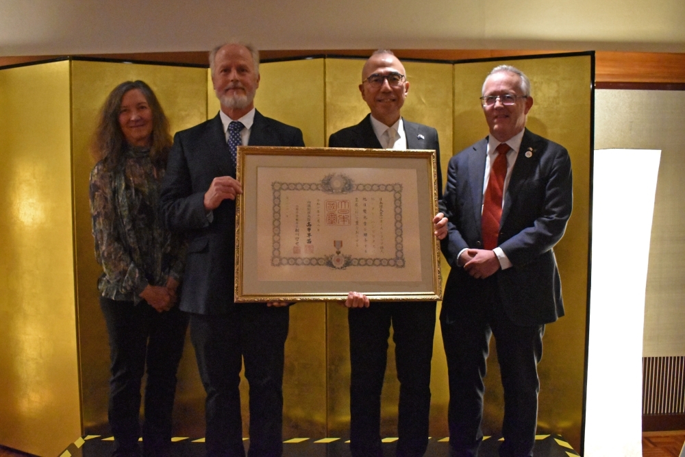 集合写真Peter Hendriks氏、鈴木大使、David Smith MP、Jennifer Hendriks 
