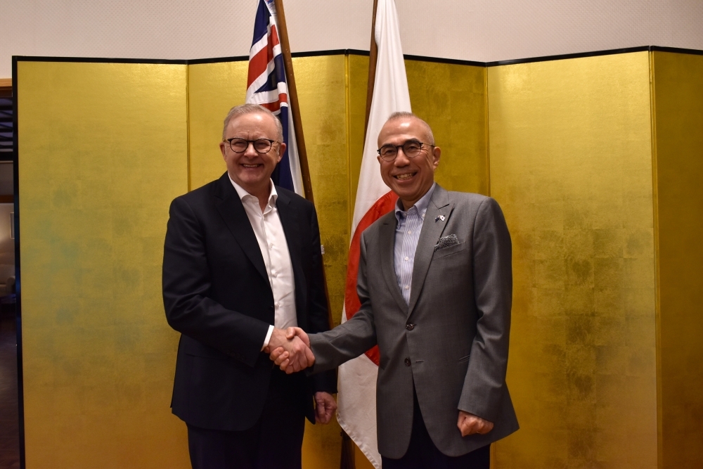 鈴木大使とアルバニージー首相握手写真